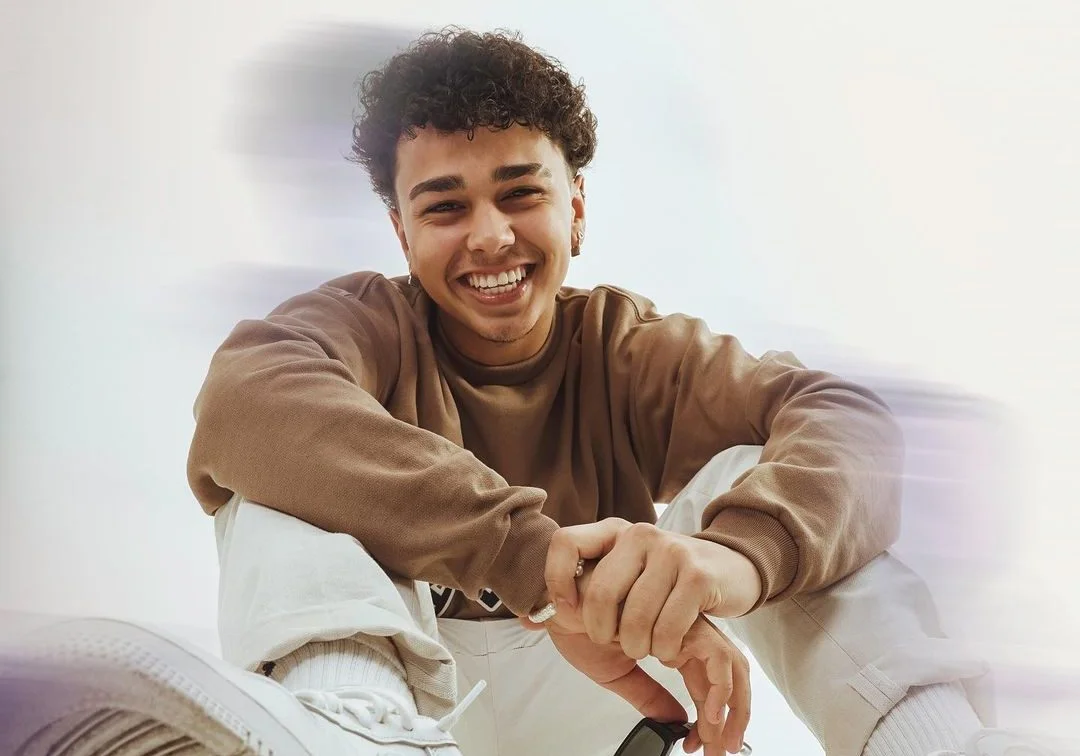 Ele é escritor! Pepê Barbosa vai lançar o próprio livro contando detalhes da sua vida