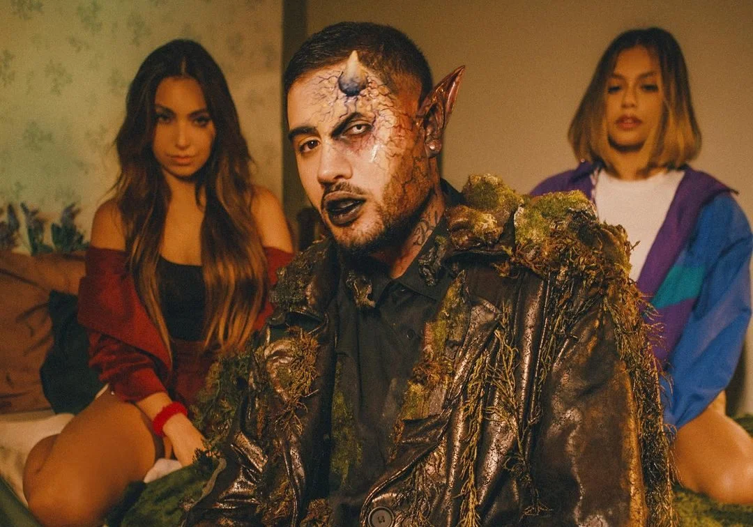 Kevinho aterroriza Vanessa Lopes e Clara Garcia no clipe arrepiante de ‘Chama Neném’