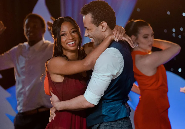 Casal de ‘High School Musical’ dá um show em novo trailer de ‘A Christmas Dance Reunion’