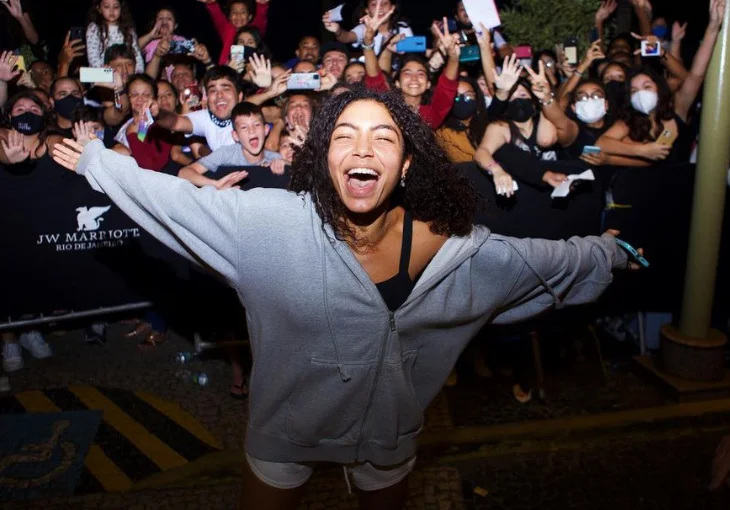 Now United chega ao Brasil e Any Gabrielly se emociona com a recepção dos fãs