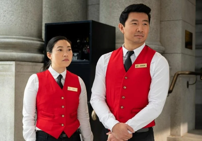 ‘Shang-Chi’: Vai ser difícil não rir com Simu Liu e Awkwafin nos erros de gravação