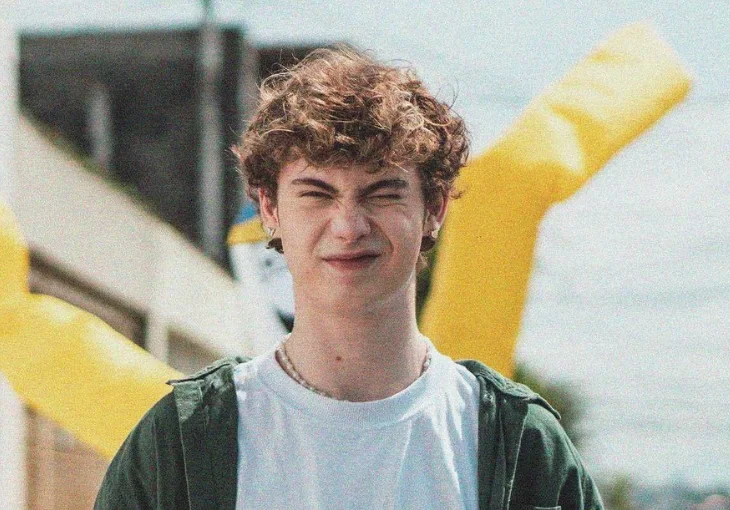 Lucas Andrade está de volta e lança o pop melódico ‘Boneco de Posto’