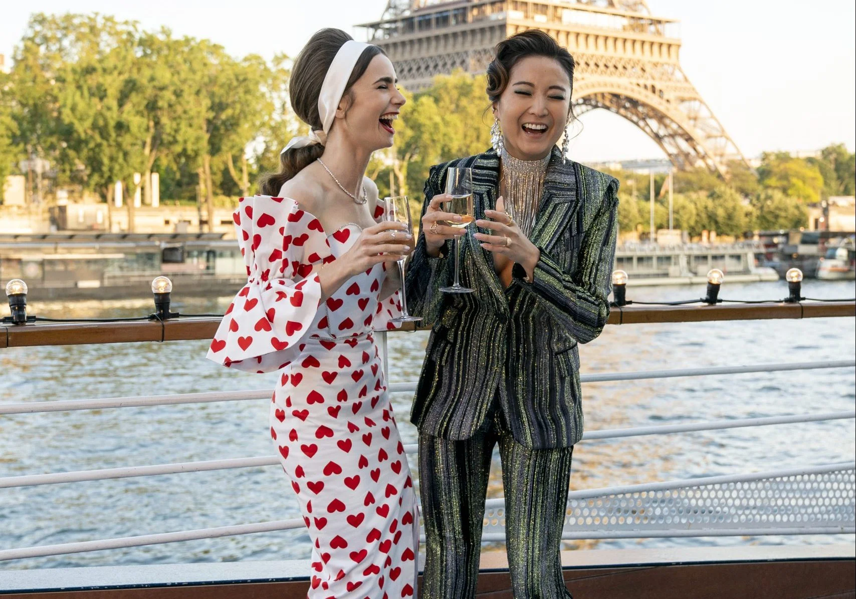 Elenco dá detalhes do que podemos esperar do figurino em ‘Emily em Paris 2’