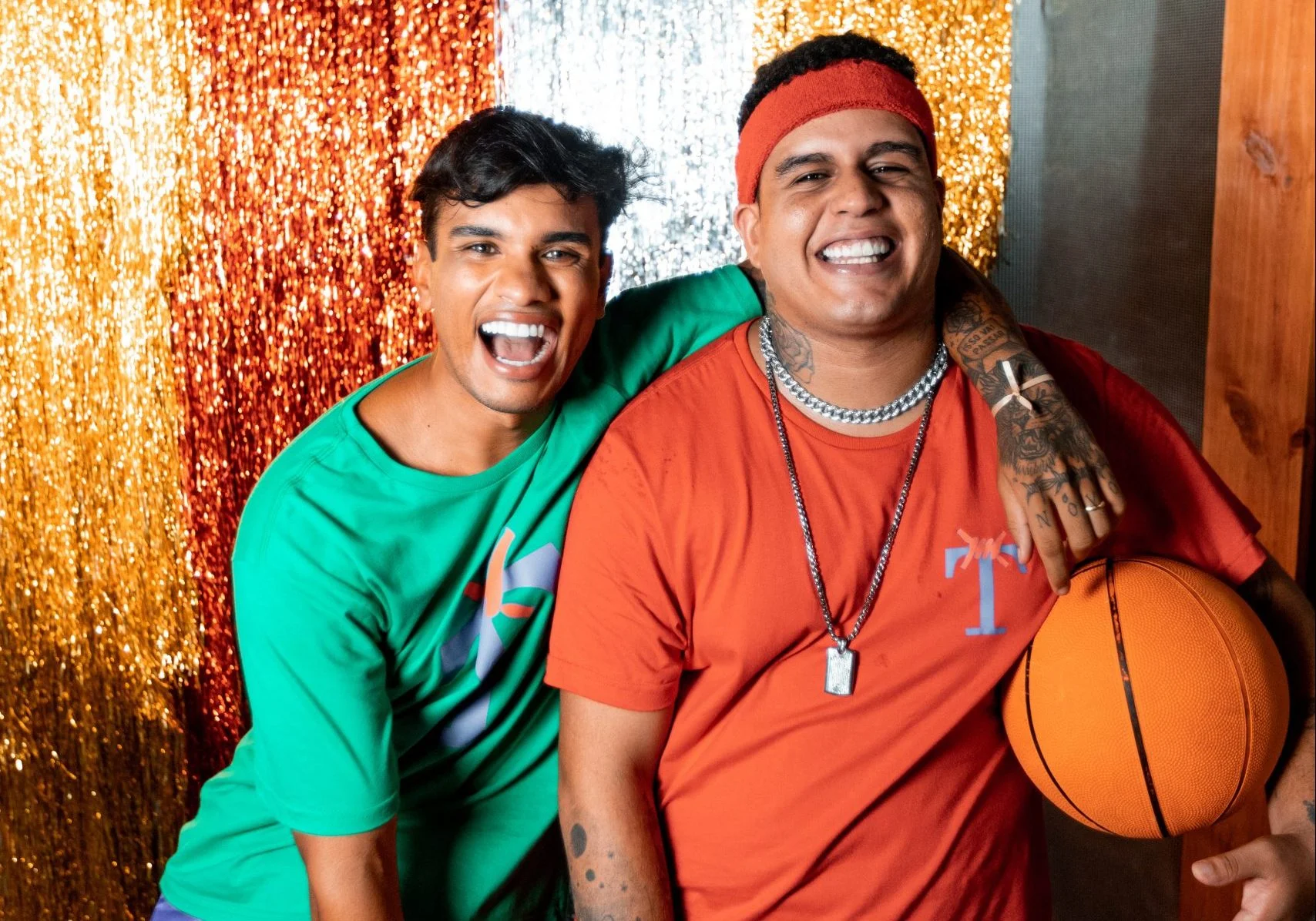 Luan Otten e Gaab querem esquentar ainda mais o verão no clipe de ‘Tzão’