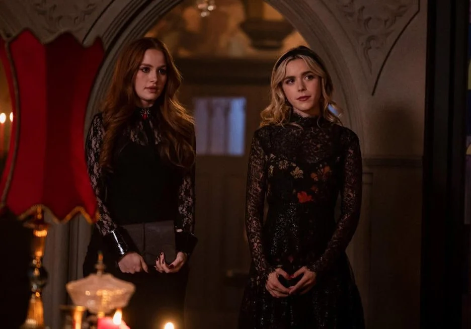 Novo teaser de ‘Riverdale 6’ revela visual de Sabrina e beijo entre Madelaine Petsch e Lili Reinhart