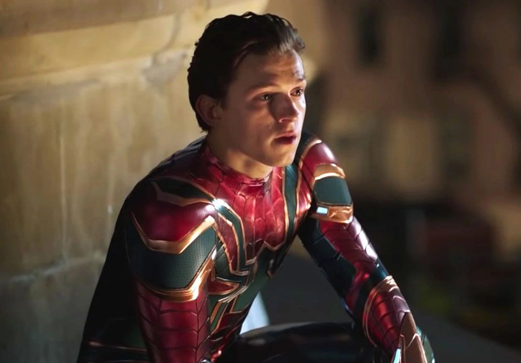 Tom Holland esclarece rumores de que abandonará o manto de Homem-Aranha