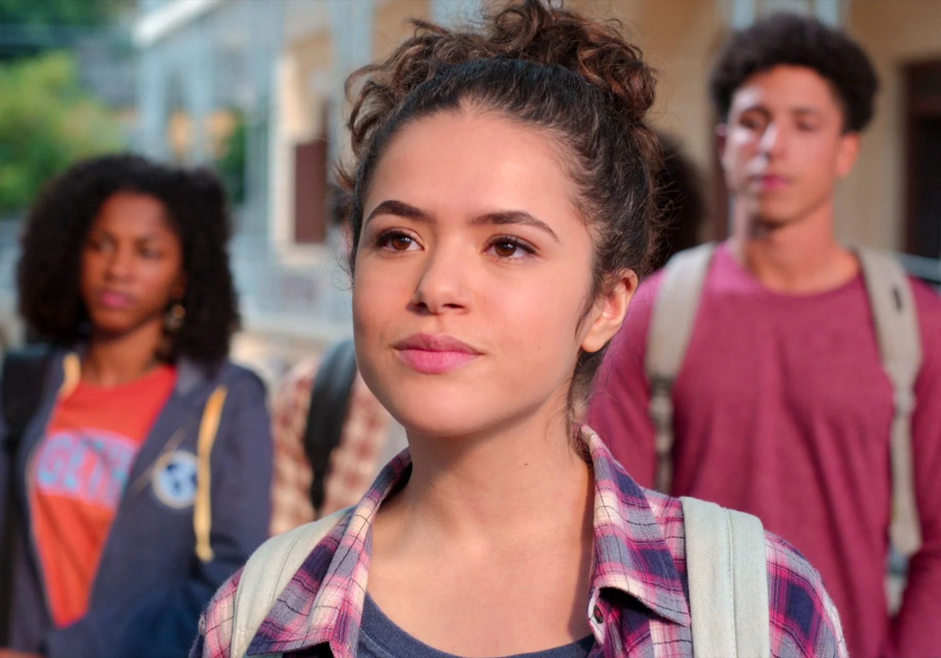 Camila Queiroz vira Maisa e tenta consertar o passado no divertido trailer de ‘De Volta aos 15’