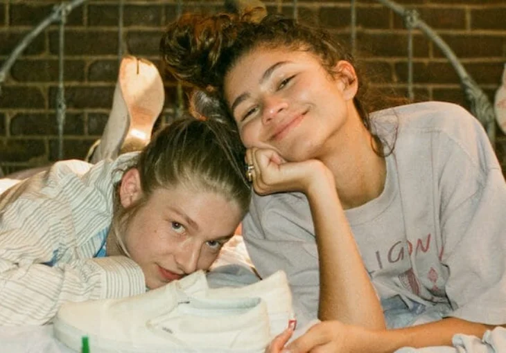 Amizade do pop! Hunter Schafer revela que visitou Zendaya no set de “Homem-Aranha”