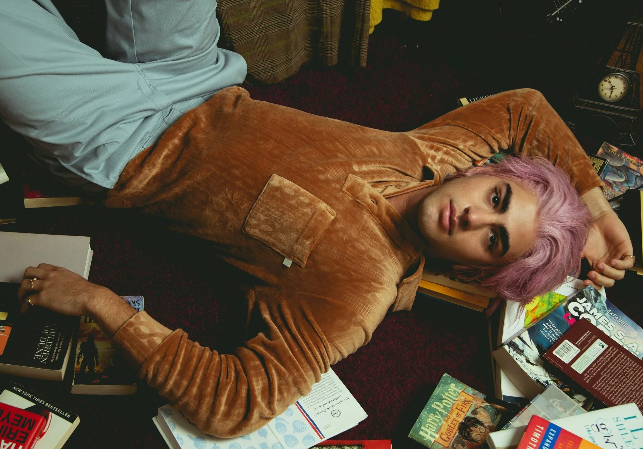 De cabelo rosa, Lucas Pretti cansou de receber mensagem da crush no clipe de ‘Oi, Sumido’