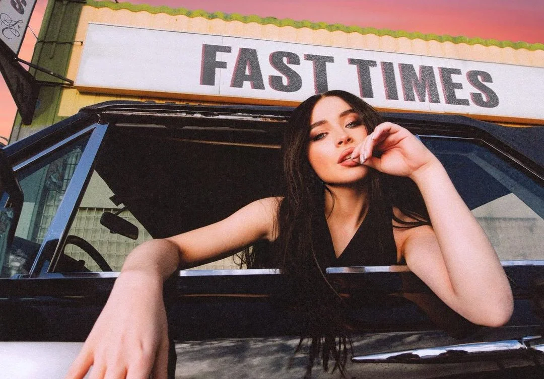 Sabrina Carpenter vira uma agente secreta e enfrenta vilões no clipe de ‘Fast Times’