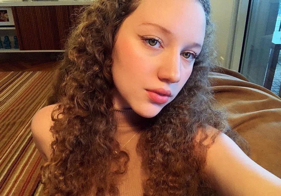 Manu Kfouri, de ‘As Aventuras de Poliana’, estreia como cantora e lança single ‘oh, sunshine’