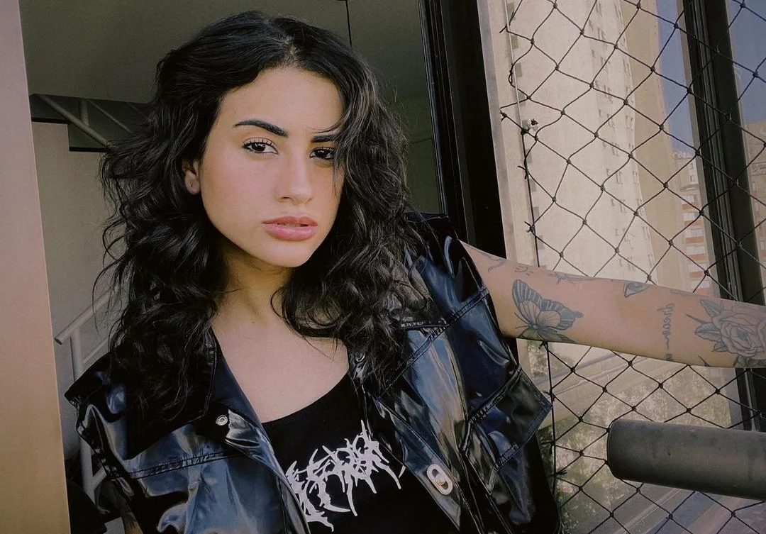 Ela é escritora! Day anuncia livro sobre sonhos frustrados em complemento ao seu álbum