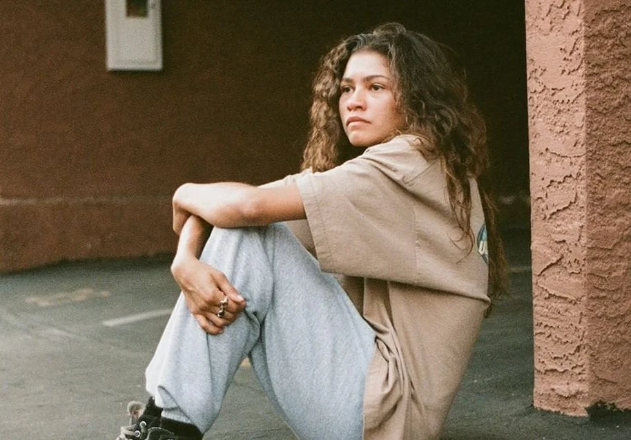 Zendaya afirma que Rue vive dentro de si e garante que personagem terá redenção em ‘Euphoria 2’