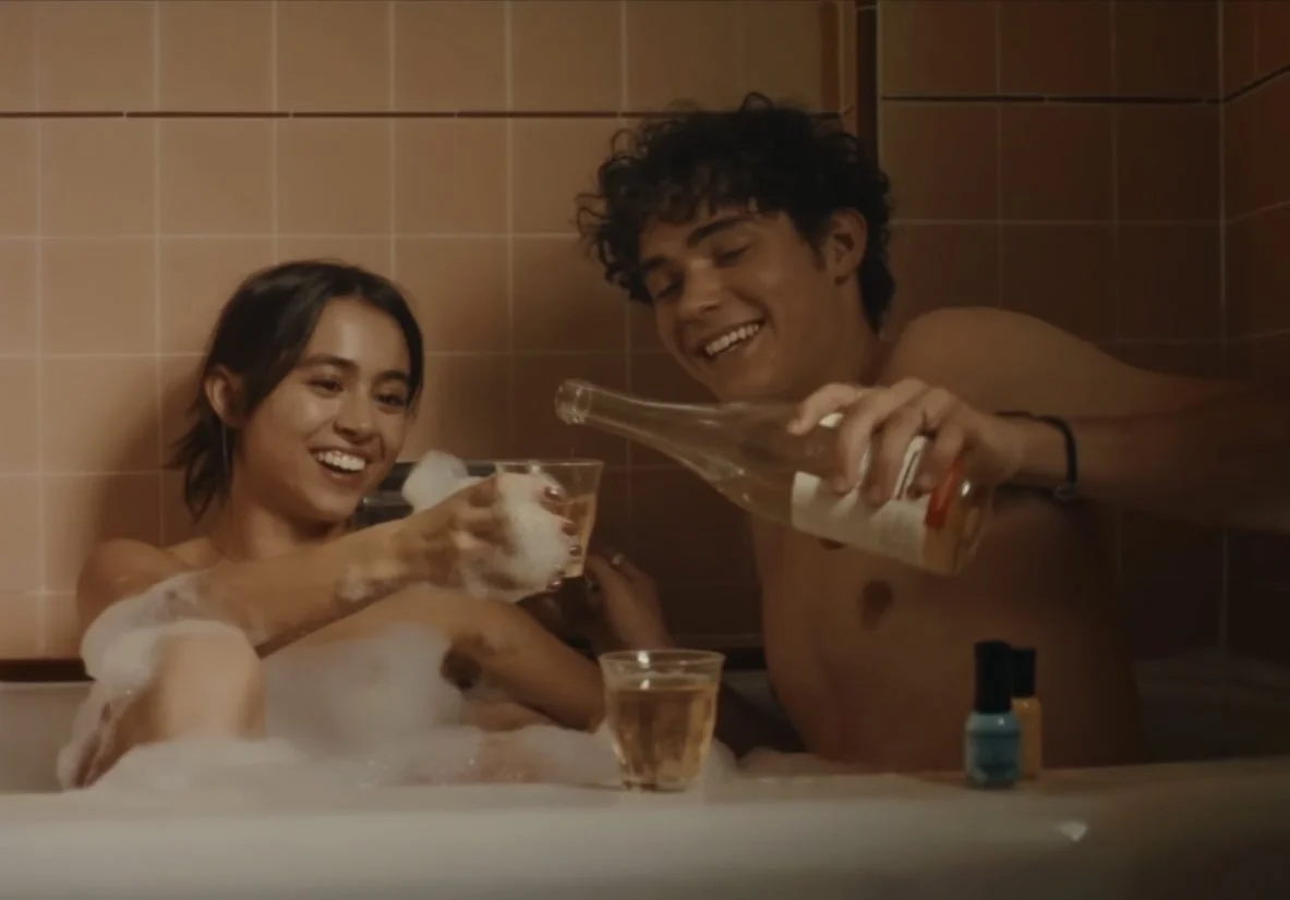 ‘Doppelgänger’: Joshua Bassett canta sobre amor perdido em clipe com sósia de Olivia Rodrigo