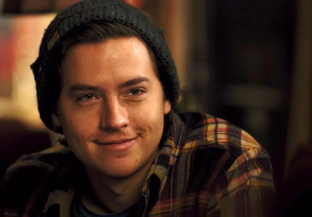 Eita! Cole Sprouse afirma que parte do elenco deseja o fim de ‘Riverdale’