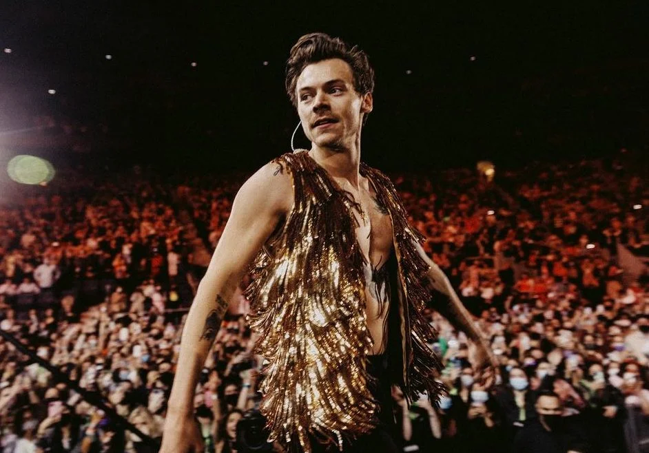 Harry Styles pega fãs de surpresa ao anunciar a data do seu novo single