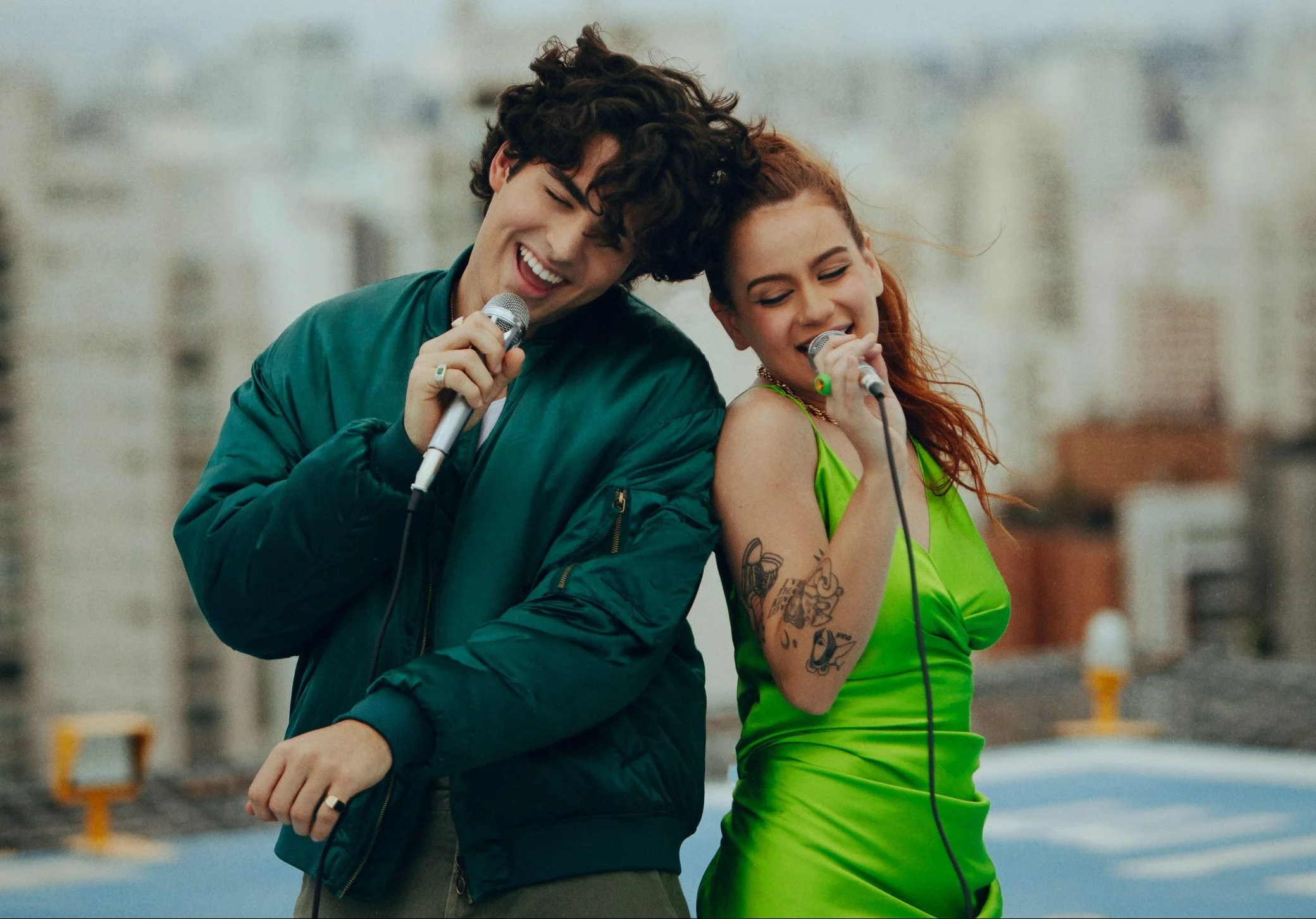 Lucas Pretti e Carol Biazin cantam versão inédita de ‘Garota Infernal’ no projeto Sky Sessions
