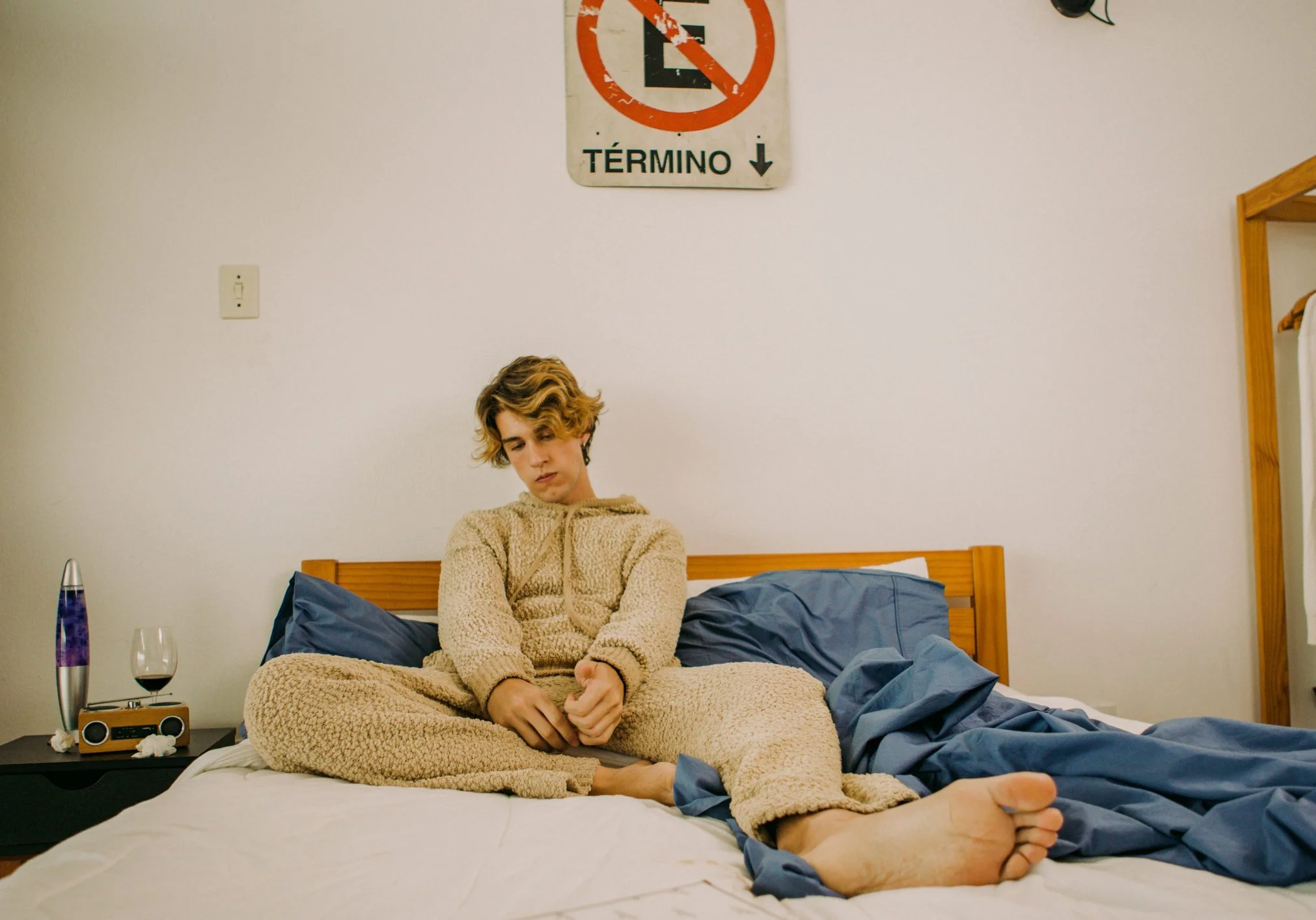 Mu Bispo vive a superação de um término no clipe de ‘Deixa o Tempo’