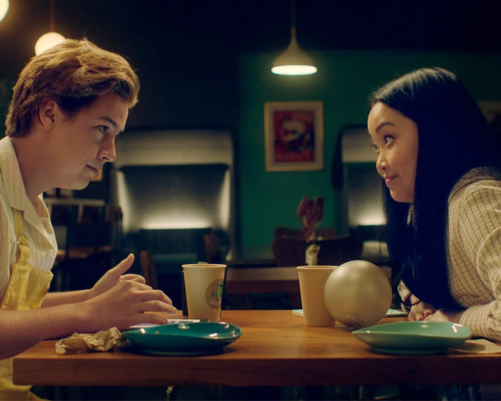 Cole Sprouse e Lana Condor vivem um romance espacial no trailer de ‘Moonshot’