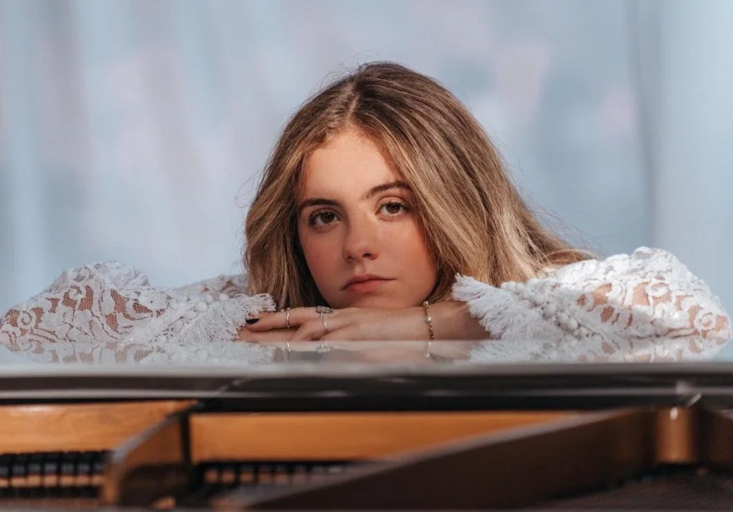 ‘Everyday’: Julia Svacinna brilha em clipe intimista de seu novo single em inglês