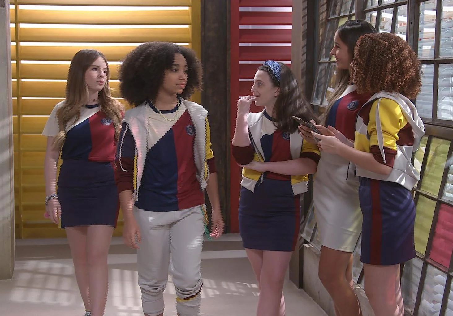 Alunos zoam Poliana após beijo em João no capítulo desta segunda-feira (25) em ‘Poliana Moça’