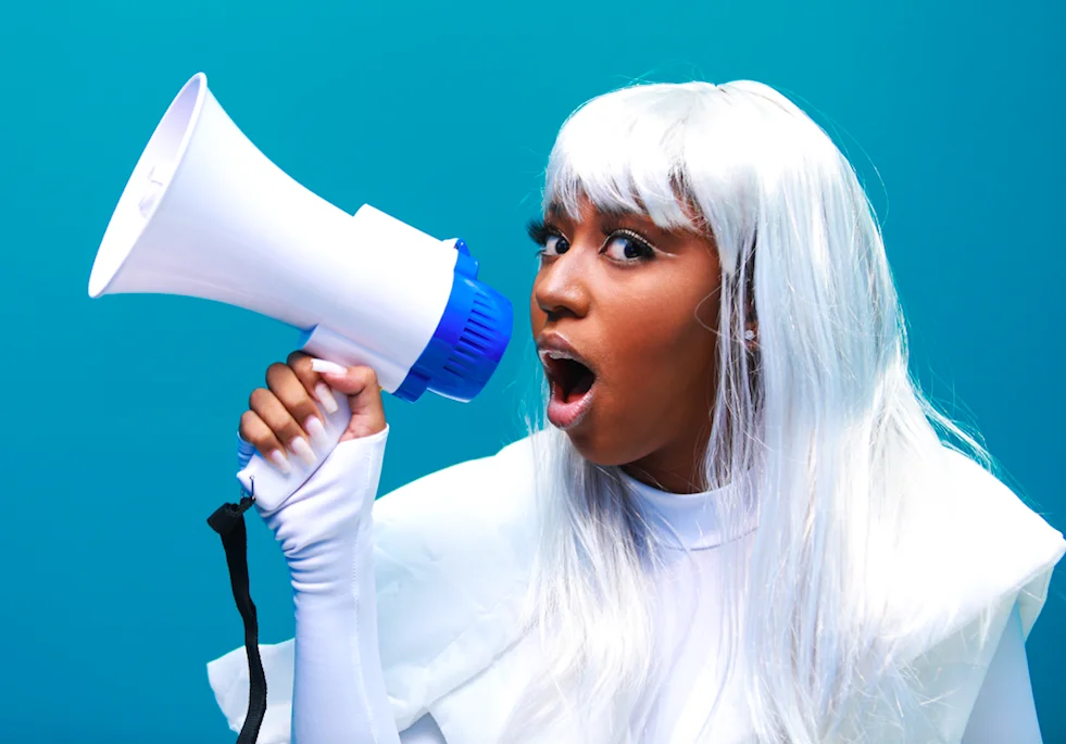 ‘Modo Fifi’: Carol Roberto aposta na fofoca como tema do seu novo single! Confira o clipe