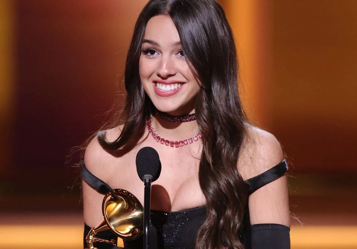 Só deu ela! Olivia Rodrigo fatura três prêmios e entrega performance icônica no Grammy 2022