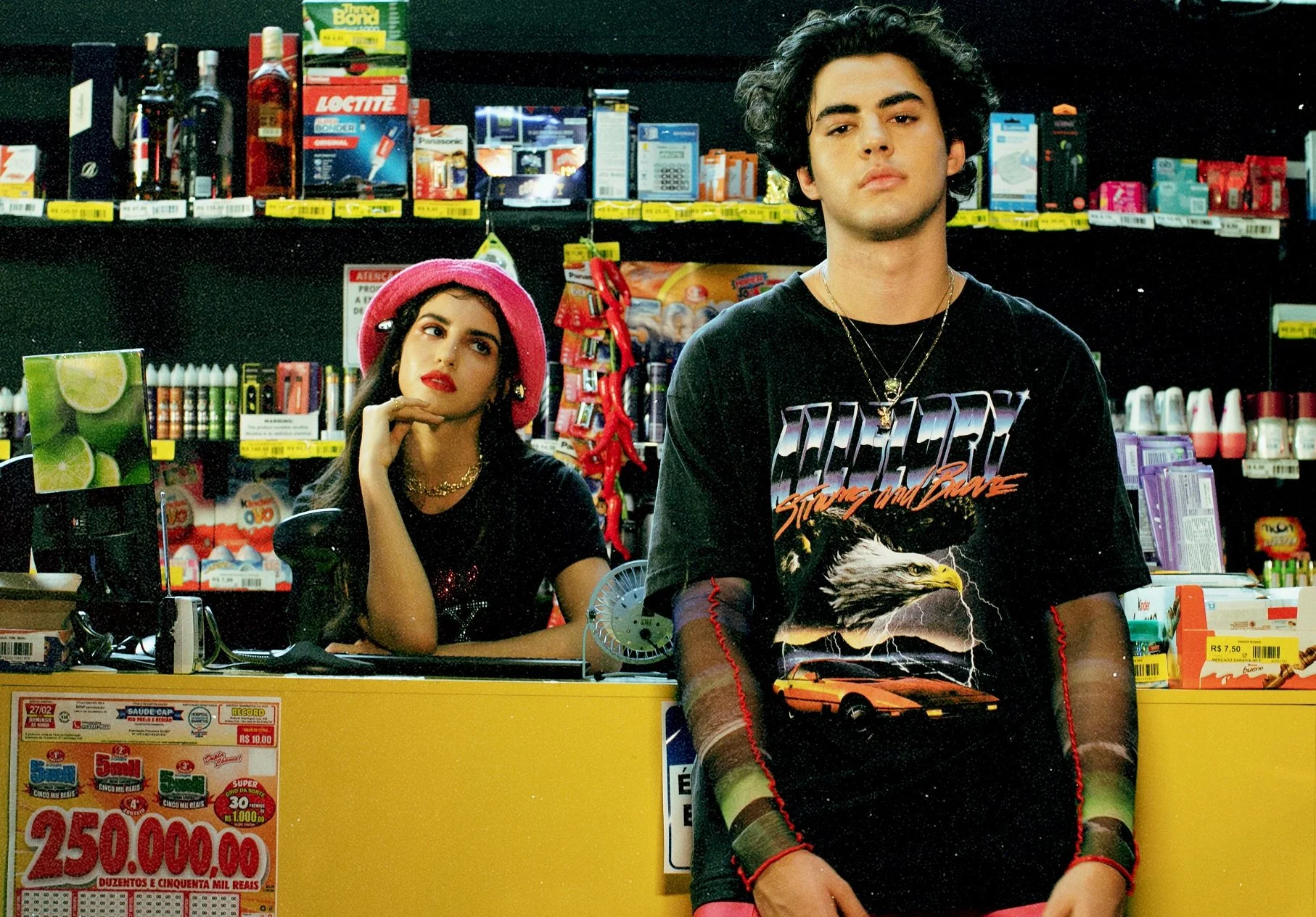 Lucas Pretti fantasia um romance com Isa Souza no clipe de ‘Te Quiero’