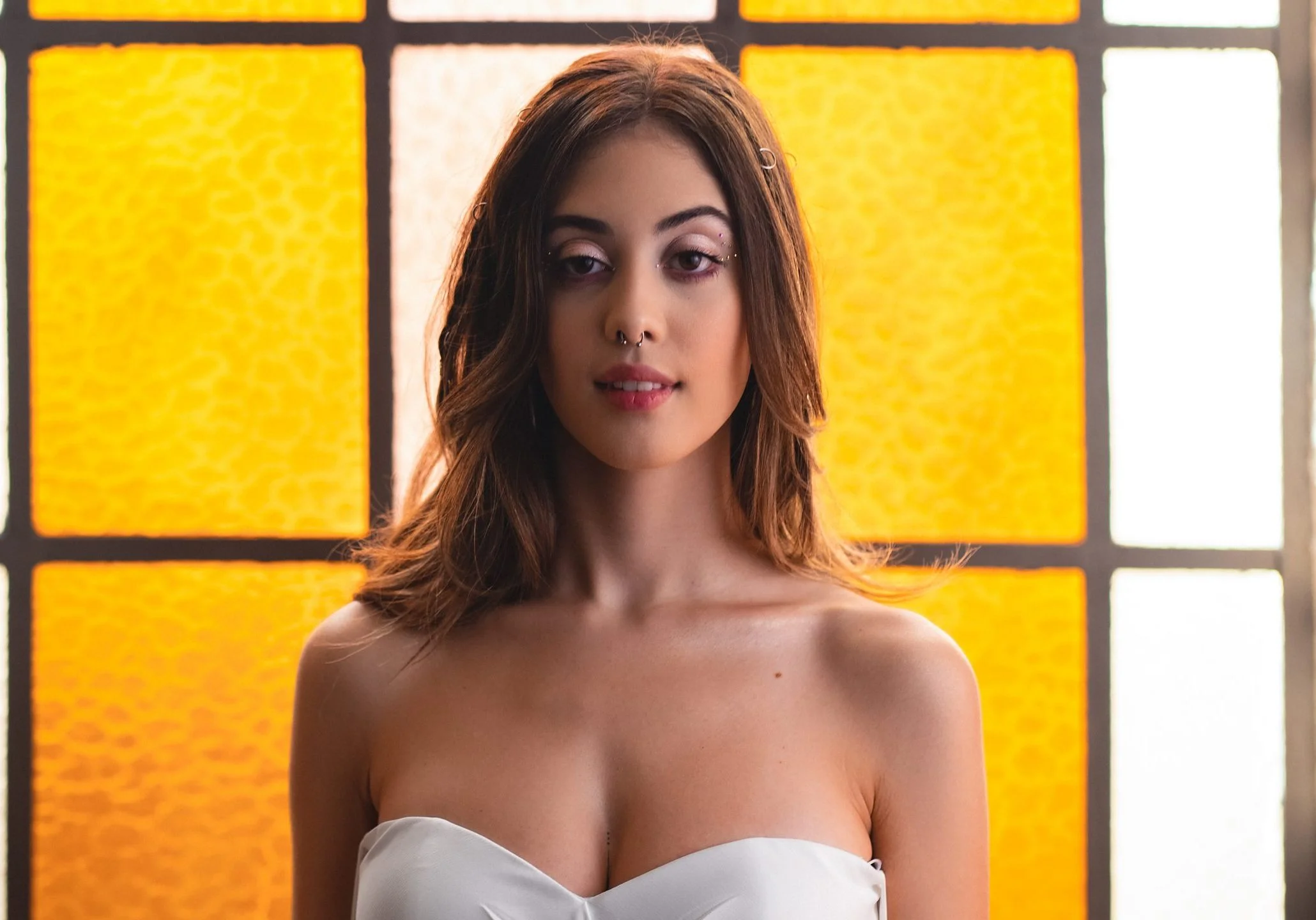 Ananda conversa com sua versão mais nova no lindo clipe de ‘Carta Pro Passado’