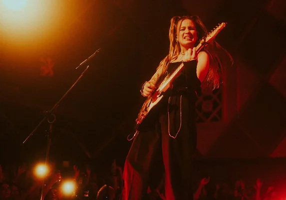 ‘Beijo de Judas’: Gravado em show ao vivo, Carol Biazin lança seu primeiro DVD