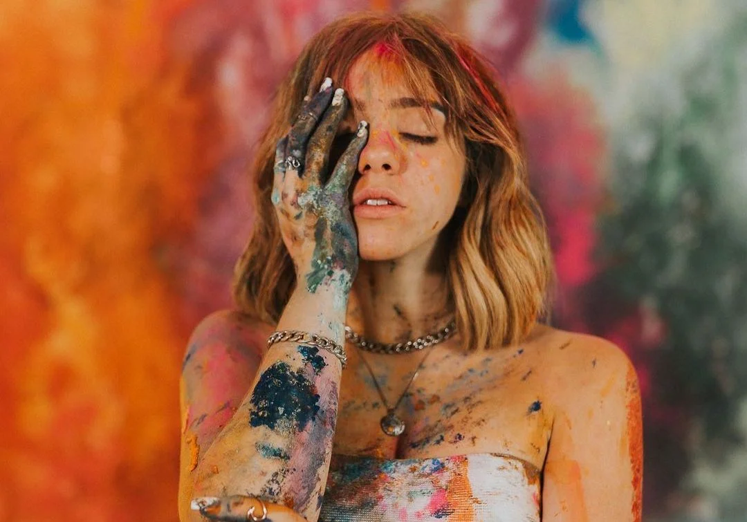 Julia Svacinna lança clipe artístico de seu novo single ‘Rollercoster’