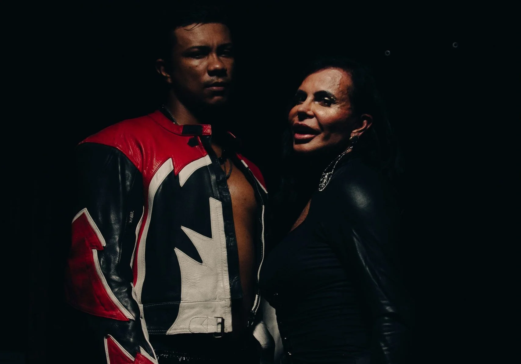 Inspirado em ‘Alice No País das Maravilhas’, Xamã lança clipe ‘Dublê de Marido’ com Gretchen