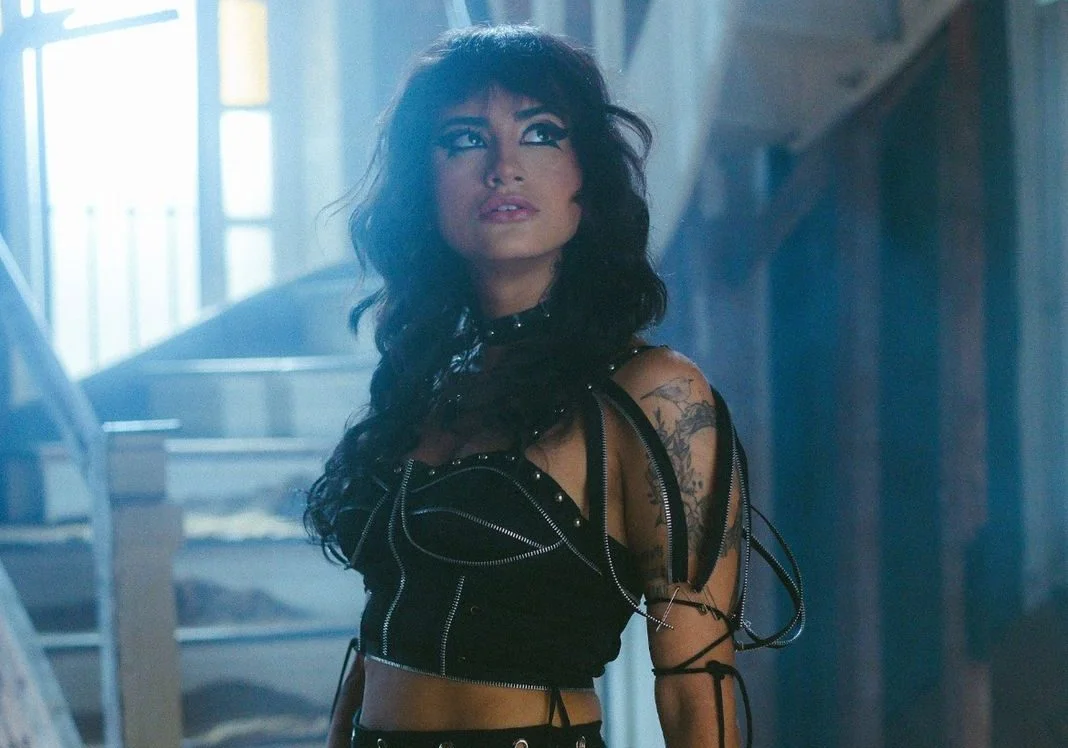 ‘7 Vidas’: Day vira uma faroleira e canta sobre um amor de muitas vidas em seu novo clipe