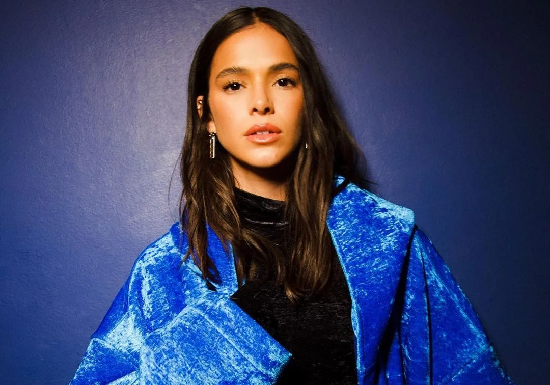 Bruna Marquezine é gente como a gente e revela que surtou quando chegou ao set de ‘Besouro Azul’