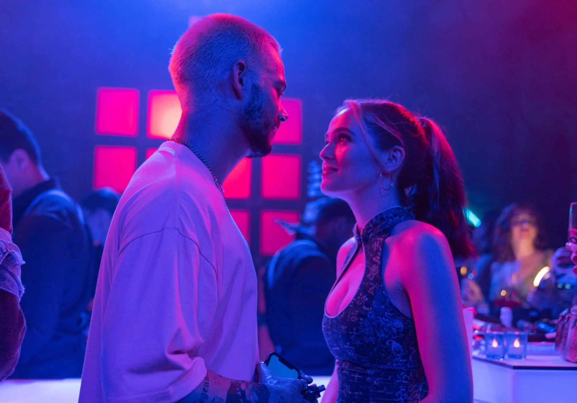 ‘Not Okay’: Filme com Dylan O’Brien loiro ganha teaser divertido e irônico