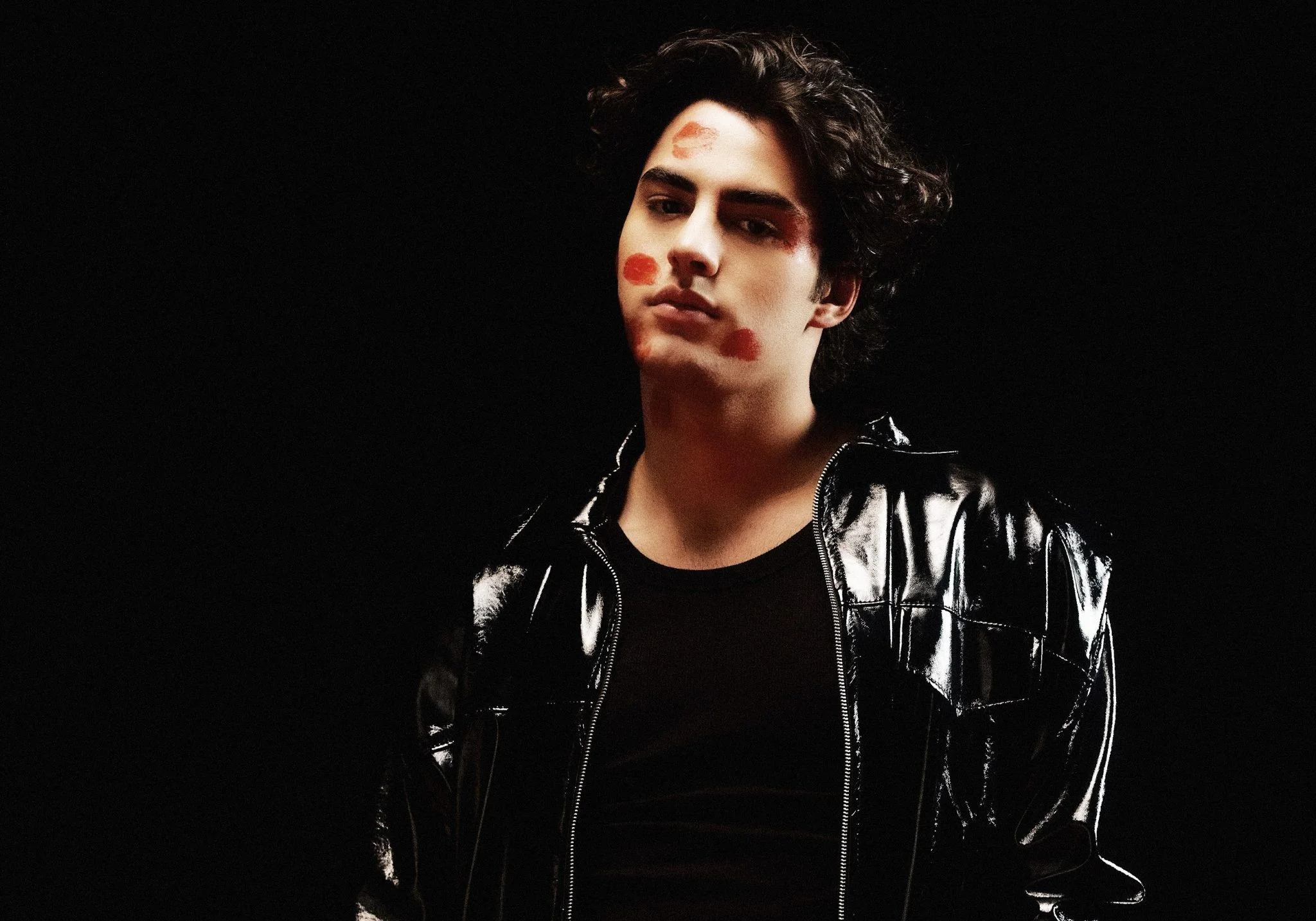 ‘Viciado em Você’: Lucas Pretti dá start em nova era com single sobre desilusão amorosa