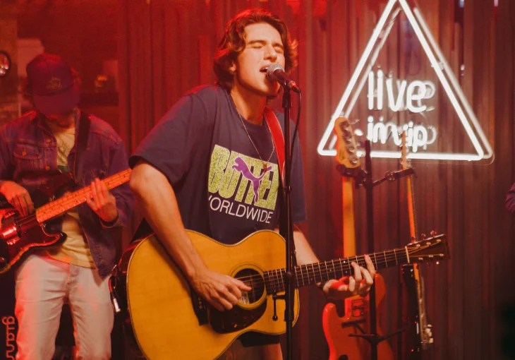 Mu Bispo solta a voz na versão exclusiva de ‘Romance Ideal’! Ouça