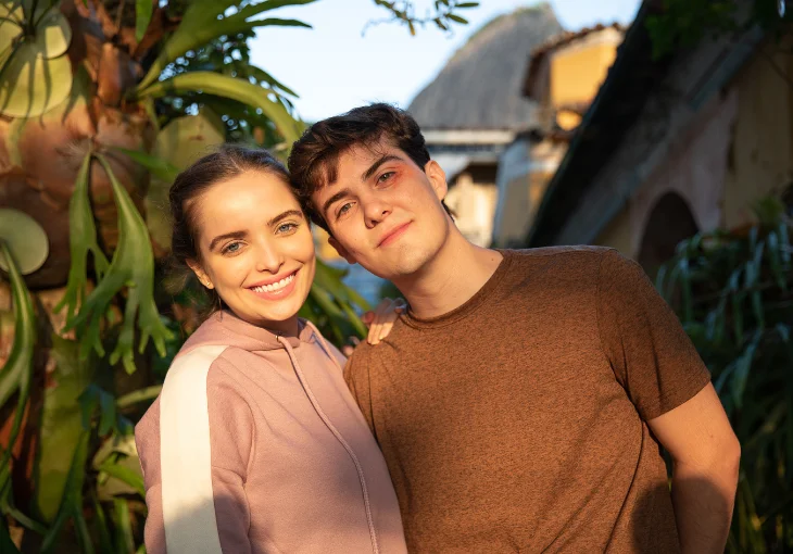 Giovanna Chaves e Caio Manhente estampam foto do novo filme ‘O Velho Fusca’