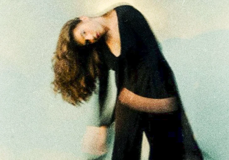 Nina Fernandes lança single com músico de Taylor Swift! Confira ‘O Mesmo Dia’