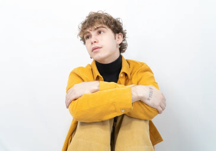 Lucas Andrade está apaixonado e se casa no clipe de ‘Celular’