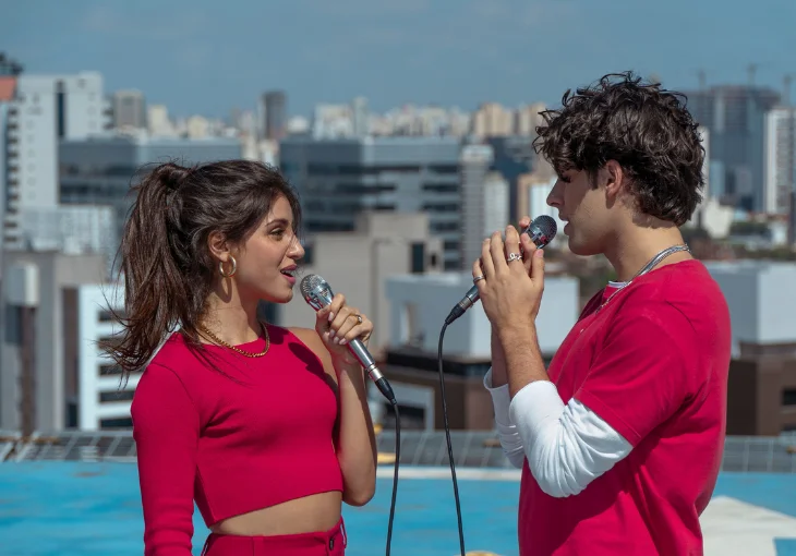 Sky Sessions: Lucas Pretti e Isa Souza fazem cover em espanhol de ‘Por Primera Vez’