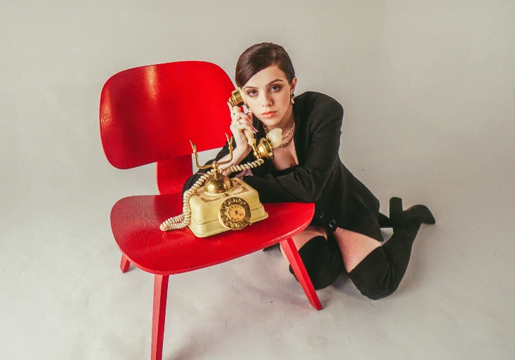 Inspirada em Billie Eilish, Julia Svacinna lança a faixa ‘Sem Tempo Para Amar’