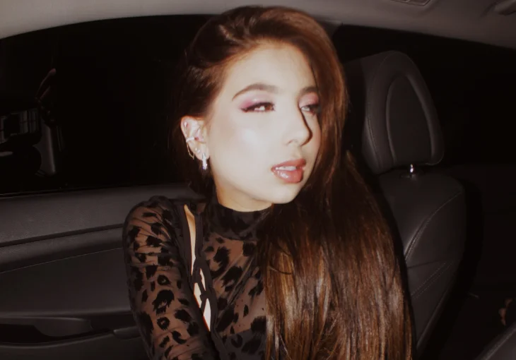 Com novo visual, Taby se lança no pop com o single ‘Gata’