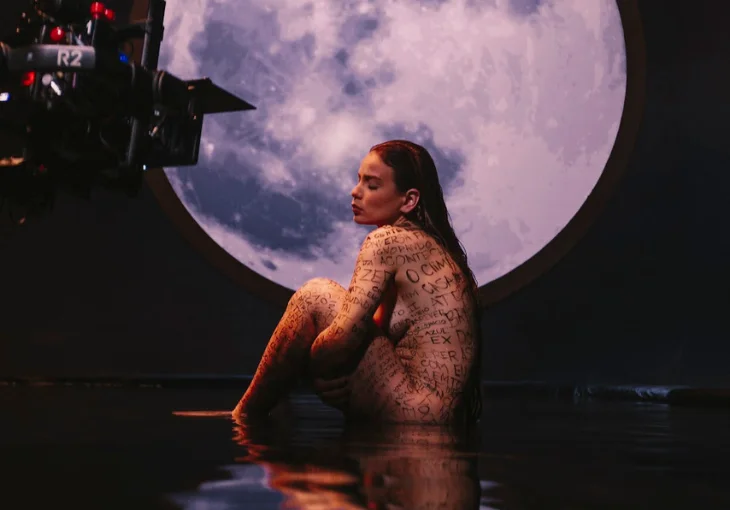 Carol Biazin lança visualizers para ‘Ex Não Ama’ e ‘Dessa Vez Não’! Confira: