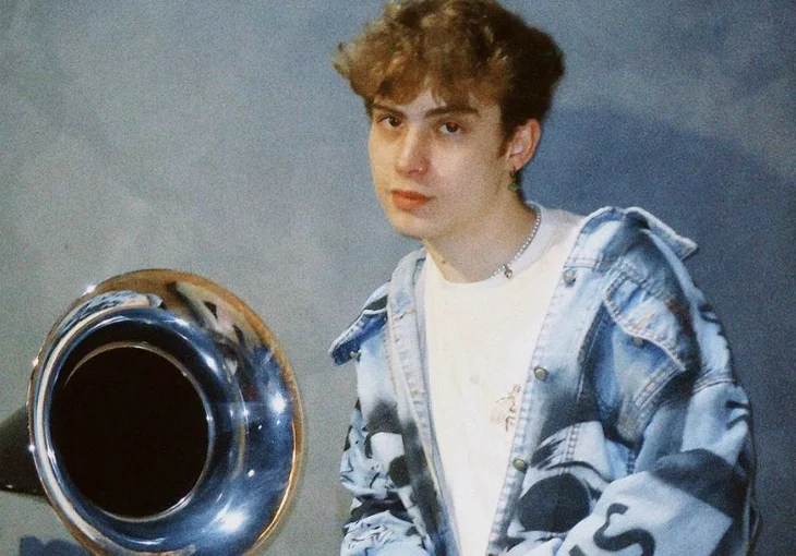 Superando um amor do passado, Lucas Andrade lança ‘DOIS ESTRANHOS’