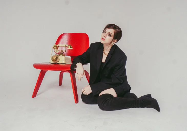 Narrando uma história de desamor, Julia Svacinna lança o EP ‘Sem Tempo Para Amar’