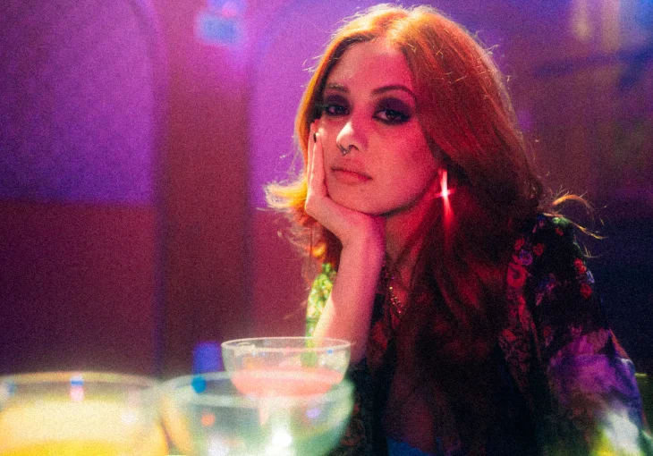 Ananda deixa recado na caixa postal do ex no clipe de ‘Desculpa te Ligar’