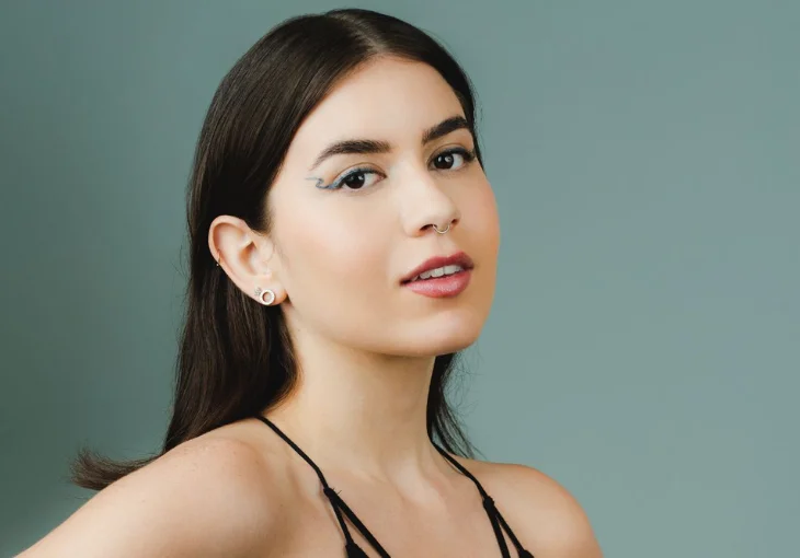 Diva! Sofia Santino lança sua primeira linha de delineadores adesivos