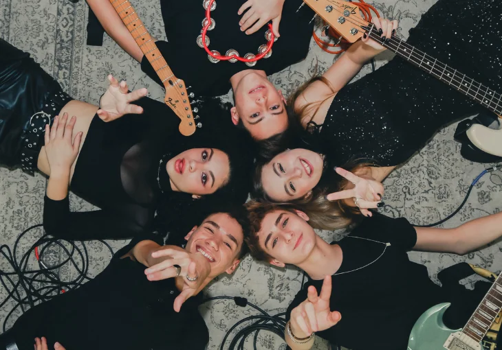 Sucesso nas redes sociais, Código 5 lança o clipe de ‘Só Por Um Momento’