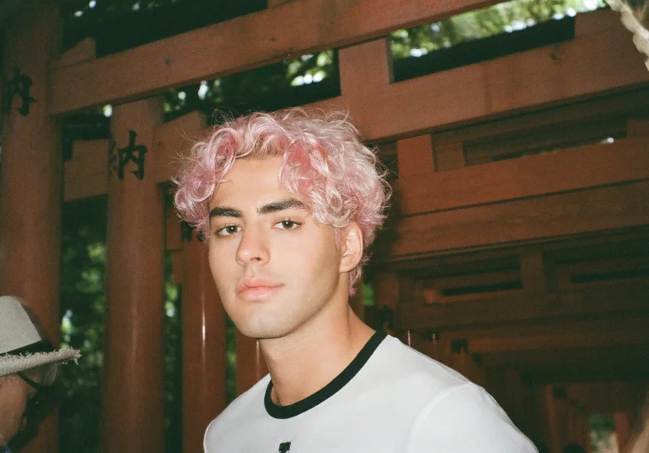 Lucas Pretti dá rolê pelo Japão no clipe de ‘Mais um Drama’